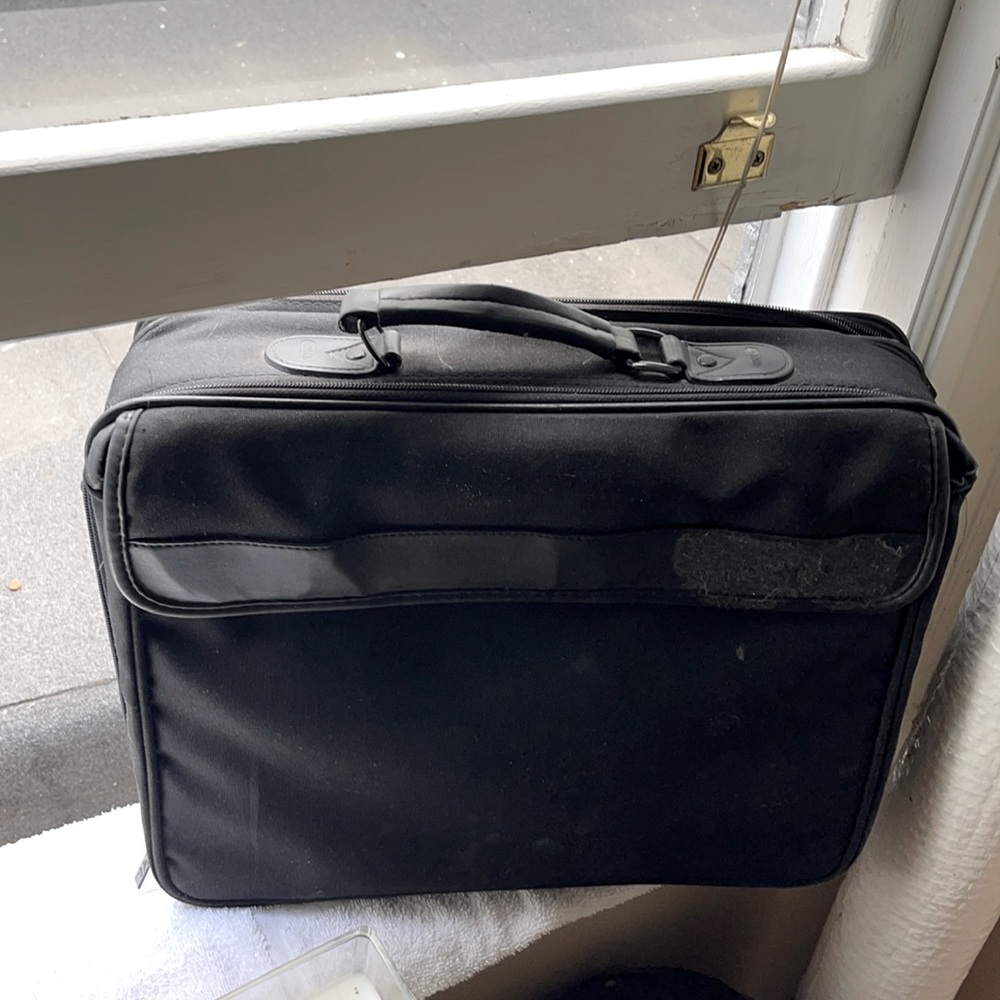 Laptop carrier/briefcase